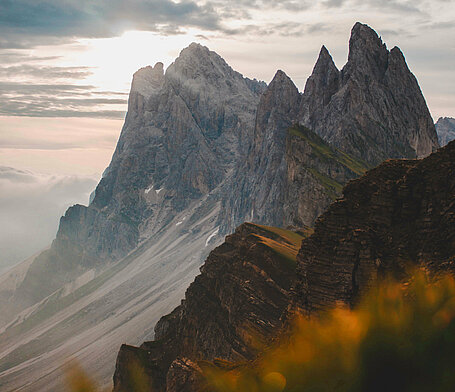 Landschaftsaufnahme mit Bergen und Wäldnern als Location für FILM in AUSTRIA