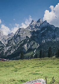 Landschaftsaufnahme mit Bergen, Wäldnern und Fluss im Sonnenschein als Location für FILM in AUSTRIA